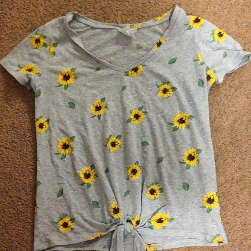 Cute grey top with sunflowers